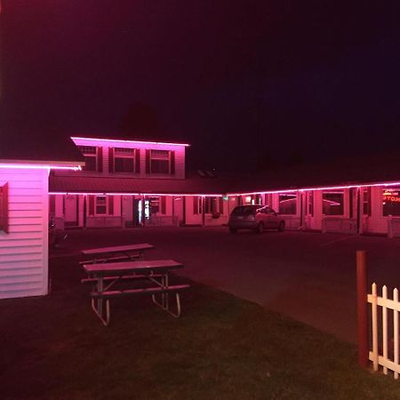 Trail Riders Motel Granby Exteriör bild