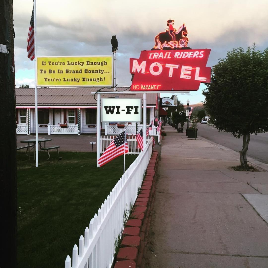Trail Riders Motel Granby Exteriör bild